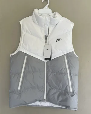 11 Rappeurs à Suivre 2022 Menace Santana White and Grey Windrunner Puffer Vest